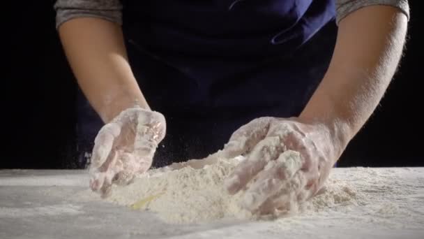 Kobiece dłonie ugniatające ciasto na stole — Wideo stockowe