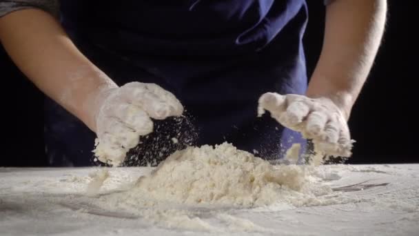 Vrouwenhanden kneden het deeg op de tafel — Stockvideo