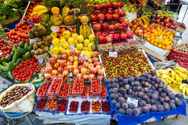 イスタンブールだトルコだ新鮮な果物や野菜でストリートマーケット — ストック写真