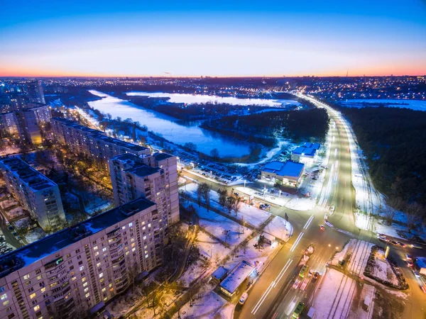 Winter avond luchtfoto uitzicht op woonwijk in Kharkiv, Oekraïne — Stockfoto