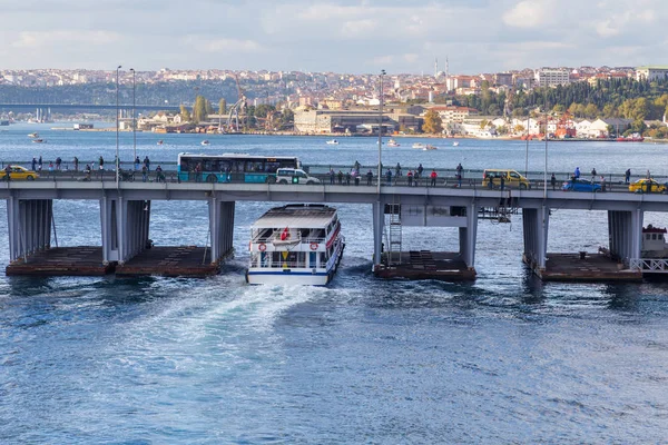 Ferry boot schip passeert onder de Unkapani brug — Stockfoto