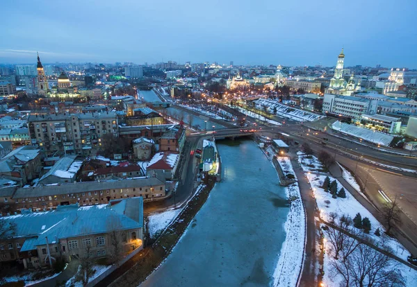 Winter avond uitzicht op het centrum en de rivier in Kharkiv — Stockfoto