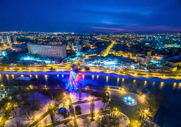 Зимовий вечірній повітряний вид до центру Харкова з мостом. — стокове фото