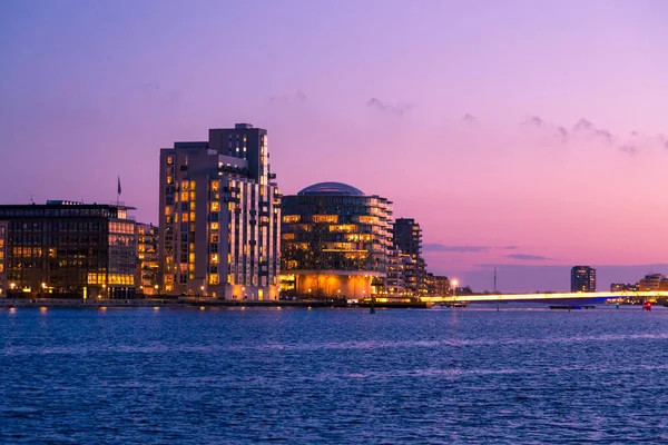 Vista nocturna de edificios modernos en el terraplén de Copenhague —  Fotos de Stock