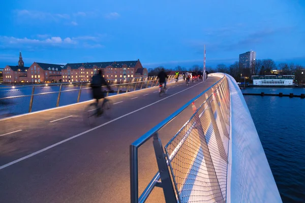 New pedestrian and bicycle bridge in Copenhagen. Evening light — Stok fotoğraf