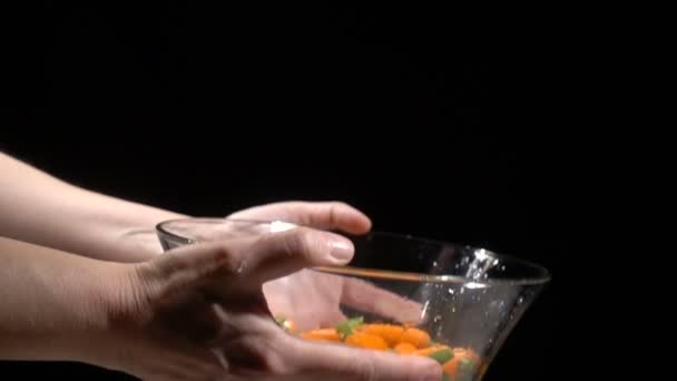 Tvätta morötter och gröna bönor i glasskål, slow motion — Stockvideo