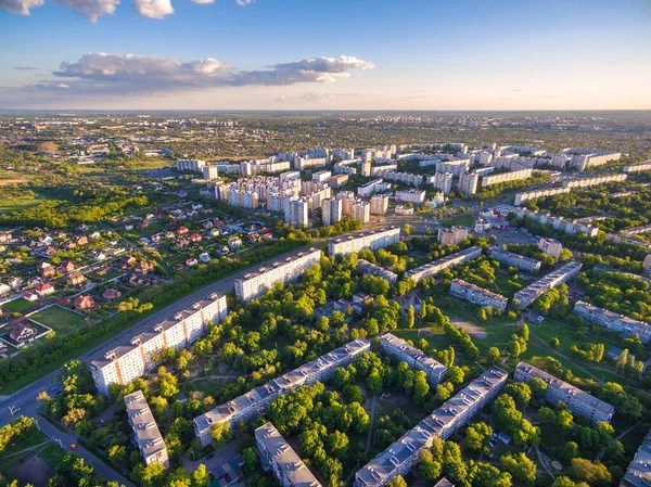 Kharkiv 'deki yerleşim bölgesine yaz akşamı hava görüntüsü — Stok fotoğraf
