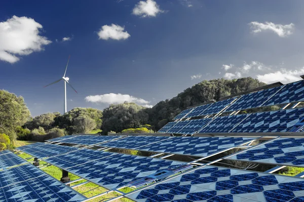 Sonnenkollektoren für nachhaltige Energie — Stockfoto