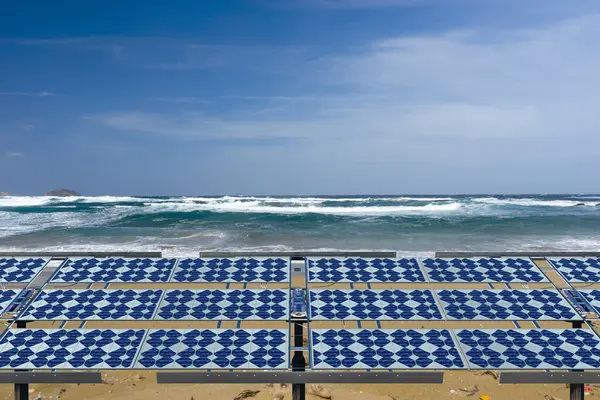 Koncepce trvale udržitelné energie, energie solární panely — Stock fotografie