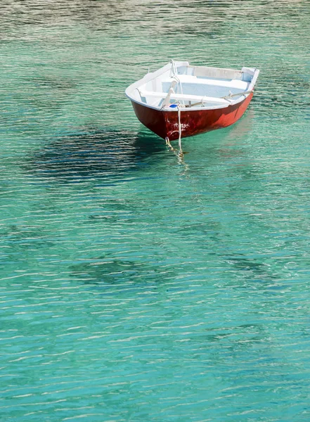 Barca şeffaf su içerisinde yüzen — Stok fotoğraf