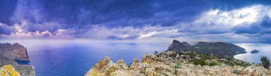  Mayorka pelerinle Formentor