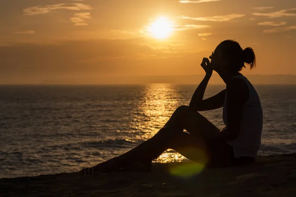 Mulher e pôr do sol — Fotografia de Stock