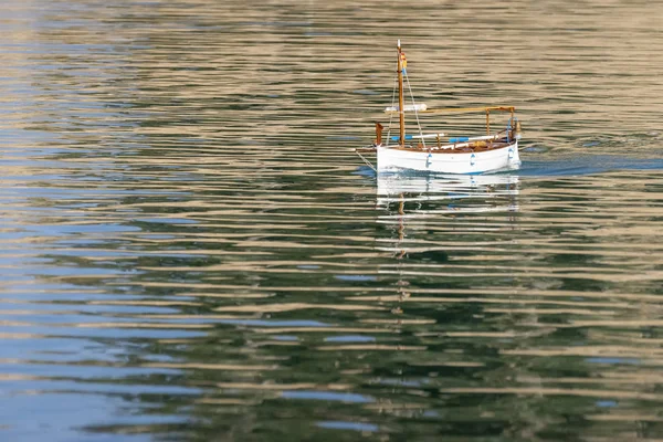Control remoto navegando en un lago — Foto de Stock