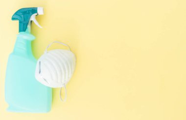 Güvenlik ve hijyen konsepti, maske ve bir şişe dezenfektan sıvısı