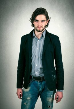 Sakallı yakışıklı genç