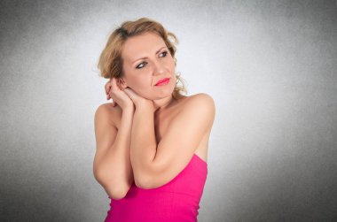 Güzel sarışın kadın düşünme