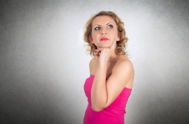 Güzel sarışın kadın düşünme