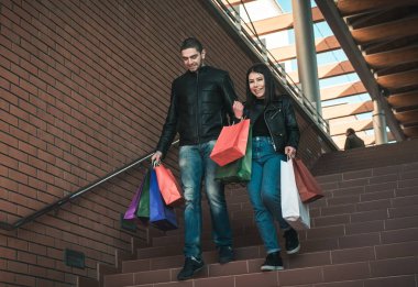 Mutlu arkadaş alışveriş yapma