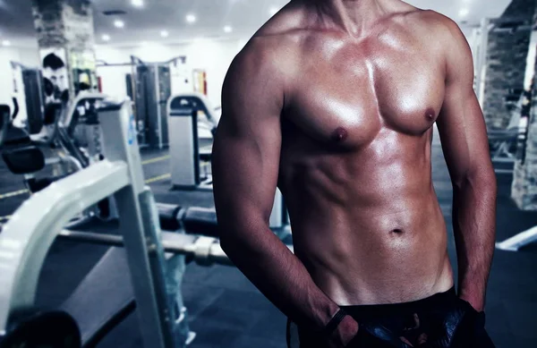 Homme fort dans la salle de gym — Photo