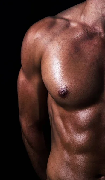 Form des sportlichen männlichen Körpers auf dunklem — Stockfoto