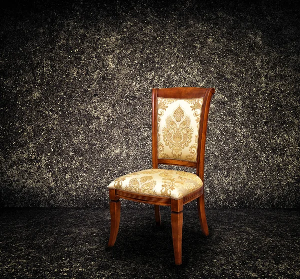 Вінтажне крісло на темному фоні — стокове фото
