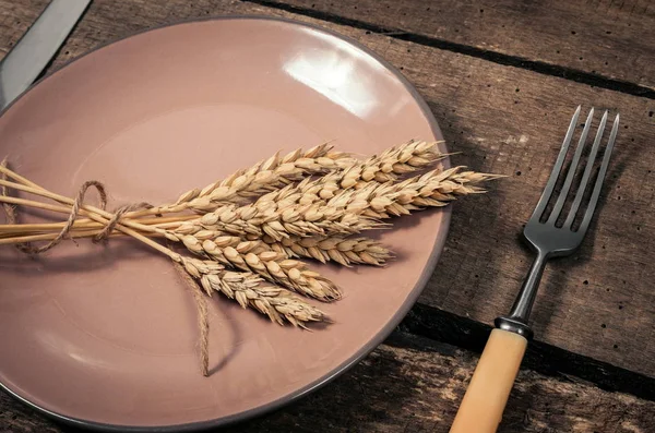 Крупный план пшеницы на столе — стоковое фото