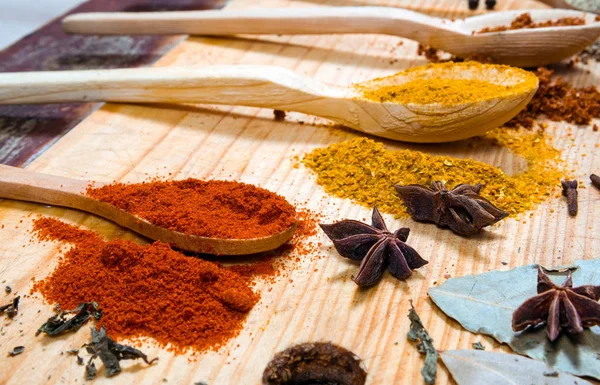 Baharat tahta kaşıklar üzerinde