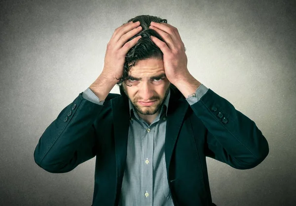 Hombre barbudo pensando o tiene dolor de cabeza — Foto de Stock