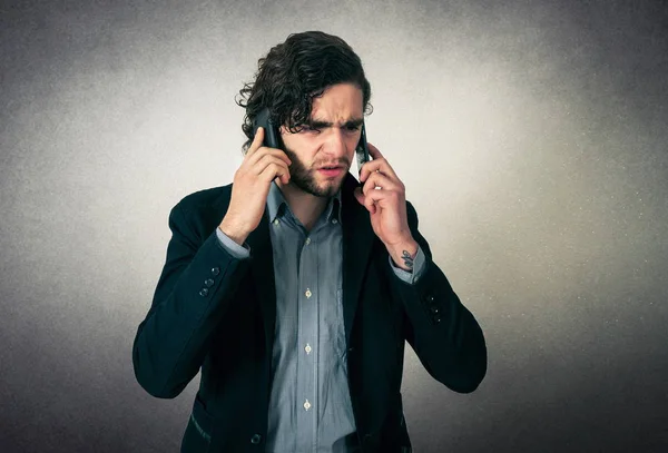 Homem irritado nos telefones — Fotografia de Stock