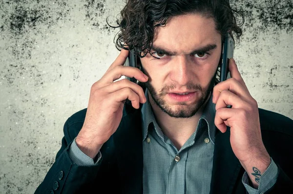 Homme en colère sur les téléphones — Photo