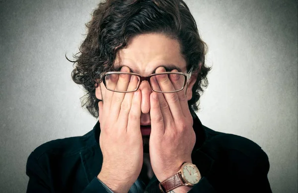 Hombre con los ojos cerrados — Foto de Stock