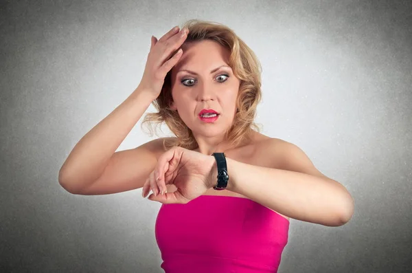時計を探している美しい金髪の女性 — ストック写真