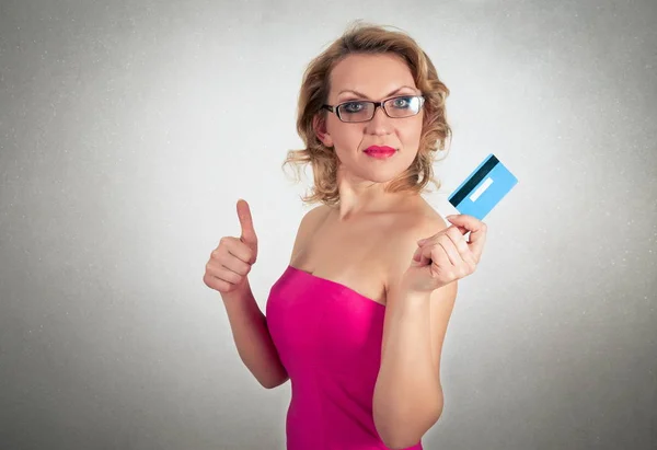 Mulher loira bonita em vestido e cartão de crédito — Fotografia de Stock