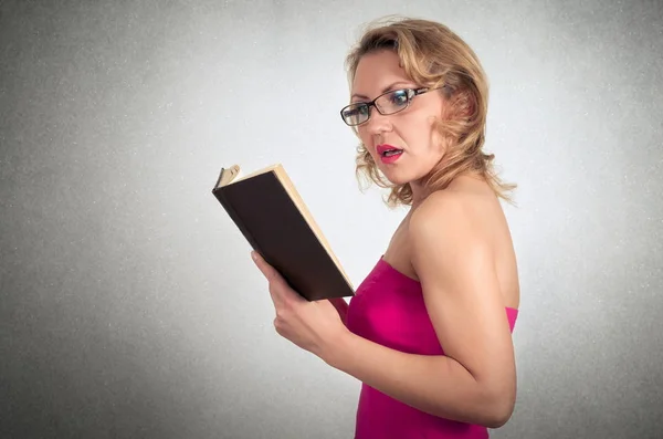 Hermosa mujer rubia leyendo libro —  Fotos de Stock