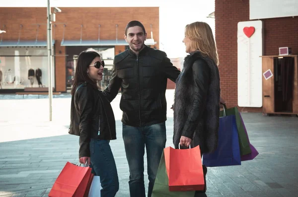 Glada vänner att göra shopping — Stockfoto