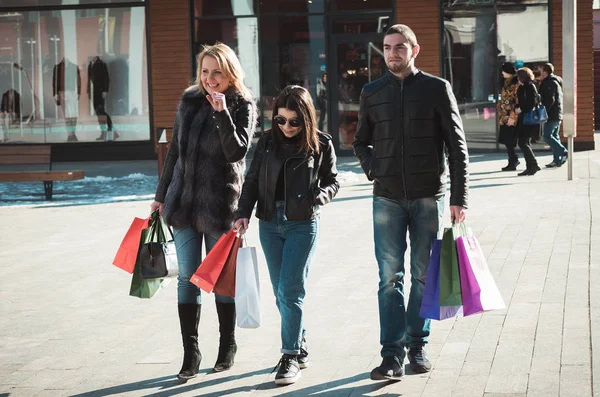 Amigos felices haciendo compras — Foto de Stock