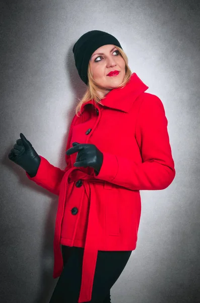 Pretty woman in winter clothes — Stock Photo, Image