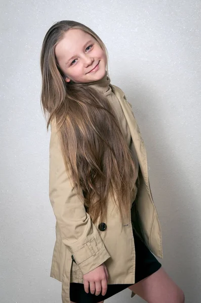 Mladá dívka v kabátě — Stock fotografie