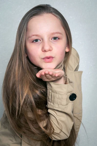 Jeune fille en manteau — Photo