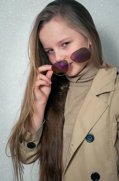 Κοπέλα στο παλτό — Φωτογραφία Αρχείου
