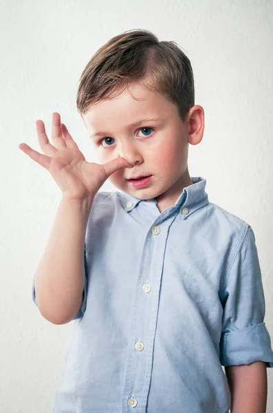 Rolig liten pojke porträtt — Stockfoto