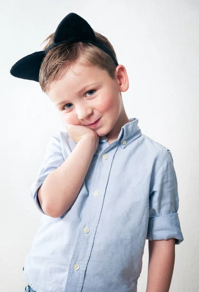 Rolig liten pojke porträtt — Stockfoto