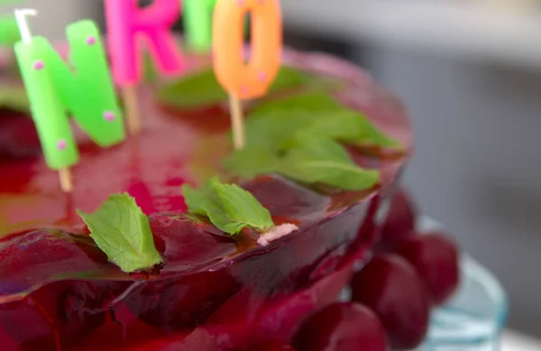 Torta di compleanno con ciliegie primo piano — Foto Stock