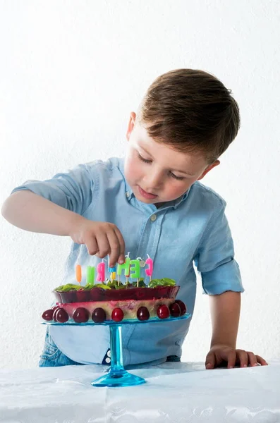 Niño pequeño con el pastel de cumpleaños — Foto de Stock