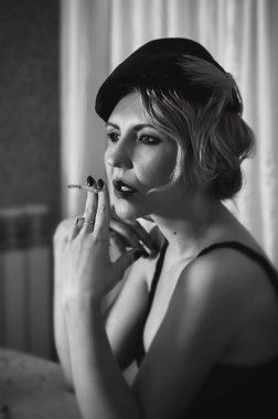 Sigaralı klasik kadın portresi