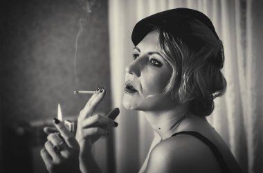 Sigaralı klasik kadın portresi