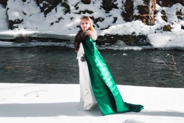 Kış giysileri parkta güzel sarışın kadın