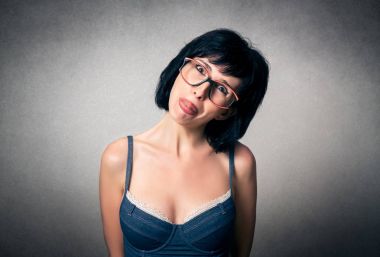 Komik ifade ile güzel kadın