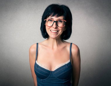 Komik ifade ile güzel kadın