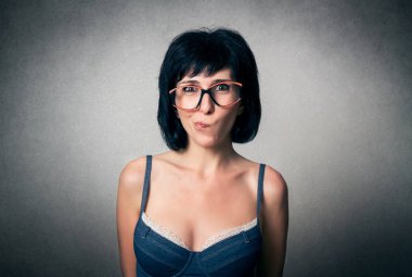 Komik ifade ile güzel kadın